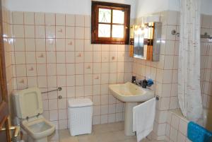 卡瓦拉Ktima Garidis的一间带水槽、卫生间和镜子的浴室