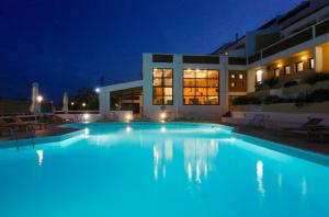 巴特斯欧马翠湖酒店 - Epaminondas的一座大楼前的大型游泳池
