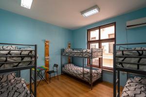 索非亚Smart Hostel Sofia的客房设有三张双层床和一扇窗户。