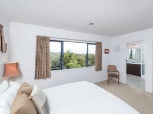 OpuaSkipper's Haven - Opua Holiday Home的白色的卧室设有一张大床和一个窗户