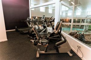 尼斯库Coast Nisku Inn & Conference Centre的健身房的一排有氧运动器材