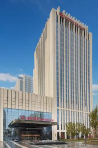 哈尔滨哈尔滨富力万达嘉华酒店的前面有标志的大建筑