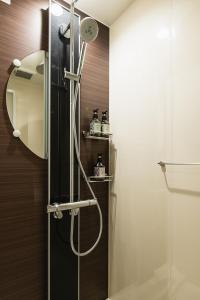 北九州GRAND BASE Moji Nagomi的带淋浴的浴室,带玻璃门