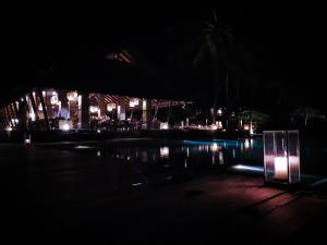 圣吉吉吉娃克鲁度假酒店的享有带游泳池的度假村的夜间景致