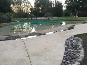奇维尔科伊Hotel Tomaso的公园里一个带喷泉的池塘