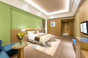 广州Metropolo Jingjiang Hotels- JiangNan market ShuangLong的配有一张床和花瓶的酒店客房
