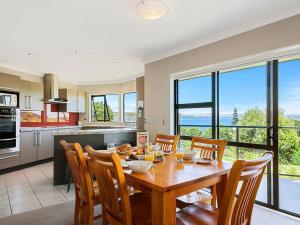陶波Acacia Bay Getaway - Lake Taupo Holiday Home的厨房以及带桌椅的用餐室。