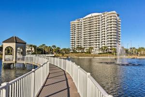 德斯坦Snowbirds Retreat Walkable Destin Condo with View!的一座大建筑,一座水体上的桥梁