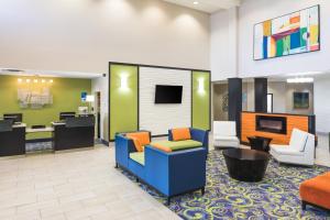 Holiday Inn Express & Suites Atlanta NE- Duluth, an IHG Hotel的休息区