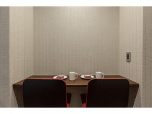 京都Kyo no yado en的一张桌子,两把椅子和两盘食物