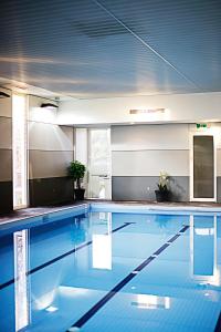 莫宁顿莫宁顿布鲁克兰酒店的蓝色海水大型游泳池
