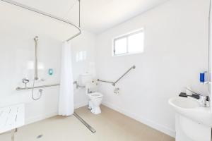 托基托基大篷车公园酒店的白色的浴室设有卫生间和水槽。