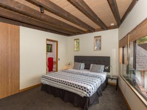 Crows Nest - Queenstown Holiday Home客房内的一张或多张床位