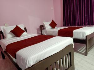 瓦尔恰Rendezvous Place- Luxurious apartment的客房内的两张床,配有红色和白色床单