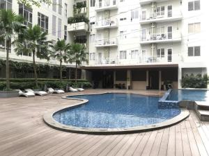 茂物Channel Stay @ Bogor Icon Apartment的大楼前的游泳池