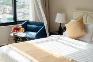 仰光Hotel Sanchaung的卧室配有床、椅子和窗户。