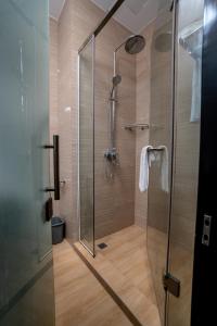 仰光Hotel Sanchaung的浴室内带玻璃门的淋浴间