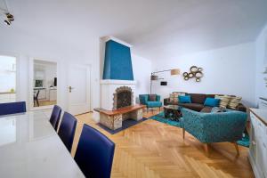 萨尔茨堡Salzburg Residence by Welcome to Salzburg的带沙发和壁炉的客厅