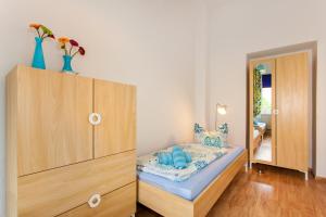 爱尔福特Ferienwohnung Park的一间卧室配有一张床和一个木制橱柜