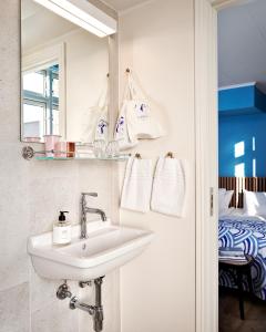 哥本哈根Coco Hotel的一间带水槽和镜子的浴室以及一张床
