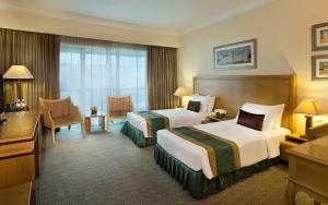 迪拜迪拜城市季节酒店的酒店客房配有两张床和一张书桌