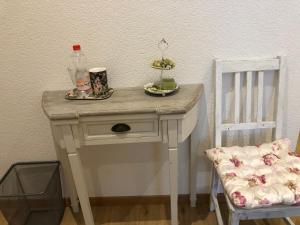 LangenbruckGast und Hof Spittel的一张带一瓶和椅子的小白色桌子