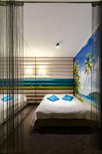 比得哥什Apartamenty Dream of Bydgoszcz的卧室配有一张床,海滩画