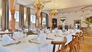 HammelbachGasthof zum Ochsen的用餐室配有白色桌椅和吊灯。