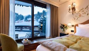谷雪维尔石英酒店的一间卧室设有一张床和一个享有美景的大窗户