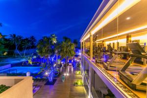 贝圣安那黎德迪普拉兰酒店的夜间带游泳池的度假村