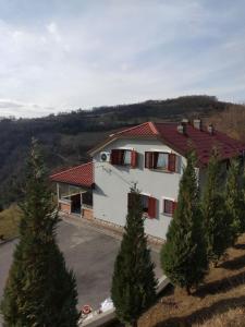 克拉皮纳Kuća za odmor Magdalena&V的白色的房子,有红色的屋顶和一些树木