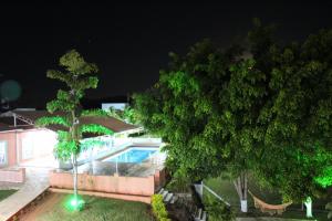 圣若昂-德雷Pousada Morro dos Ventos的一座晚上设有游泳池的房子