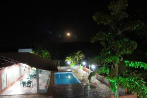 圣若昂-德雷Pousada Morro dos Ventos的享有度假村游泳池的夜景