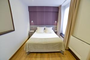 利亚内斯利亚内斯旅游公寓酒店的小房间设有一张带两个枕头的床