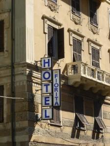 热那亚菲奥里塔旅馆的大楼一侧酒店标志