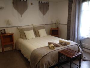 拉瓦勒Chambre d'Hôtes Hola的一间卧室配有带毛巾的床