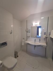 凯奇凯梅特歌卡特酒店的白色的浴室设有水槽和卫生间。