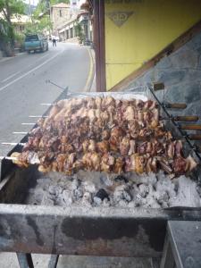 佩多拉斯Mountain Rose Hotel & Restaurant的一群鸡在烤架上做饭