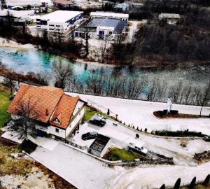 科尼茨Pansion Neretva的享有河边房屋的空中景致