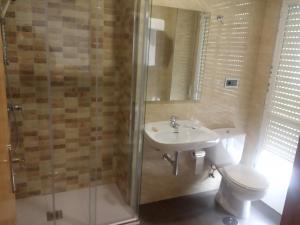 奥伦塞Hostal Outarelo的带淋浴、盥洗盆和卫生间的浴室