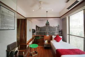孟买Theory9 Premium Service Apartments Khar的卧室,墙上挂着建筑壁画