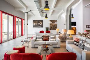 萨尔堡Hotel da Barrosinha的客厅配有白色家具和红色椅子