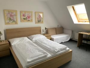 特尔纳瓦假日旅馆的一间卧室配有一张大床和一张沙发