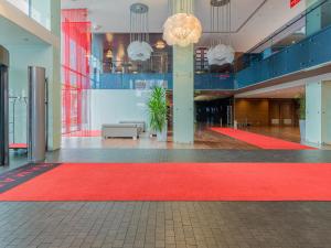 锡比乌锡比乌华美达酒店的大楼内铺有红地毯的大型大堂