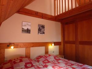 拉格拉沃奥博格艾德维斯酒店的一间卧室配有一张带红色和白色棉被的床