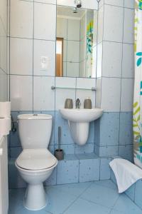 里沃Dom Wczasowy Larix的一间带卫生间和水槽的浴室