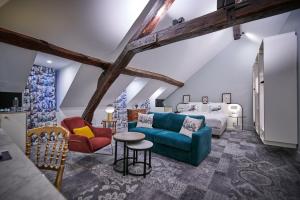 巴黎Normandy Le Chantier的客厅配有床和蓝色沙发