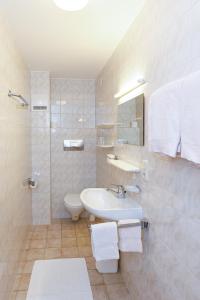 梅劳Haus Theresia的白色的浴室设有水槽和卫生间。