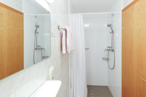 梅劳Haus Theresia的带淋浴和盥洗盆的白色浴室