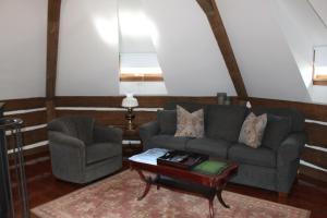 埃夫拉塔Twin Pine Manor的客厅配有沙发、椅子和桌子